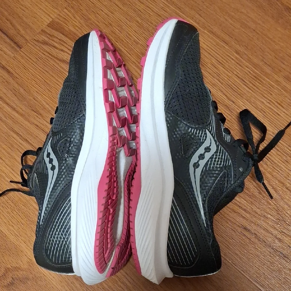 Saucony Women's 8.5 W Black and Pink Sneakers Cohesion Versarun - Picture 4 of 6